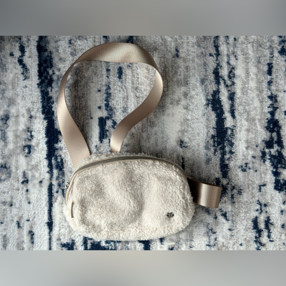 NWOT LULULEMON EVERYWHERE SHERPA BELT BAG